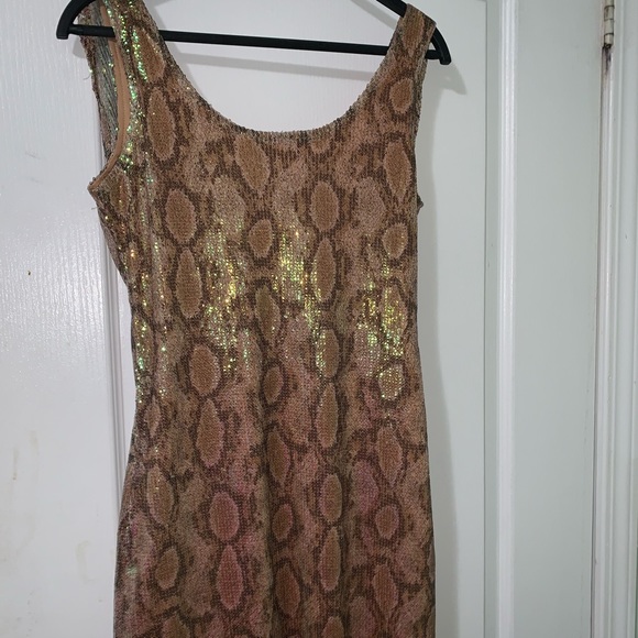 Fancy gold dress - Picture 2 of 2